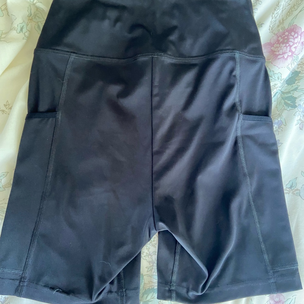 Gymshark Black Pocket Shorts Athletic Shorts with Subtle Logo - Picture 3 of 4